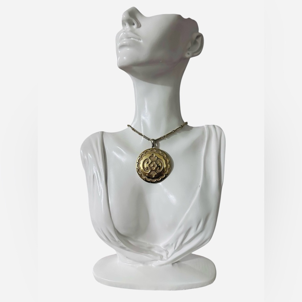 45-25 Preloved Vintage Gold Tone Victoria Medallion Necklace